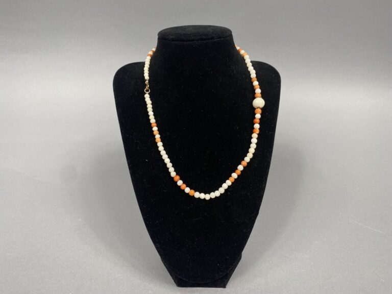 Collier formé de perles de corail blanc et orange (Corallium spp) . Fermoir en…