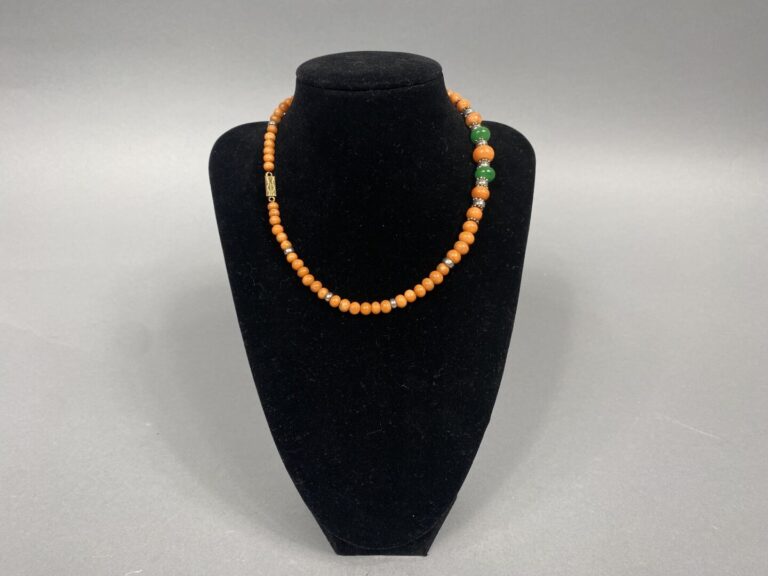 Collier formé de perles de corail orange (Corallium spp) et anneaux en jadéite…