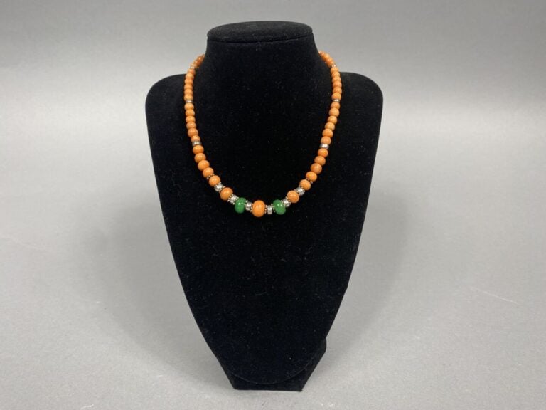 Collier formé de perles de corail orange (Corallium spp) et anneaux en jadéite…