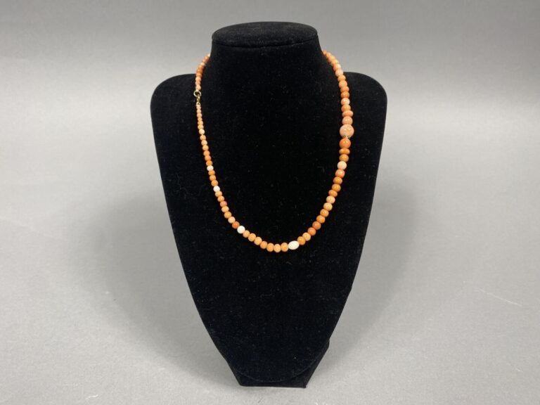 Collier formé de perles de corail orange et blanc (Corallium spp) . Fermoir en…
