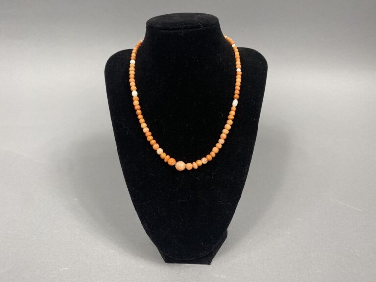Collier formé de perles de corail orange et blanc (Corallium spp) . Fermoir en…