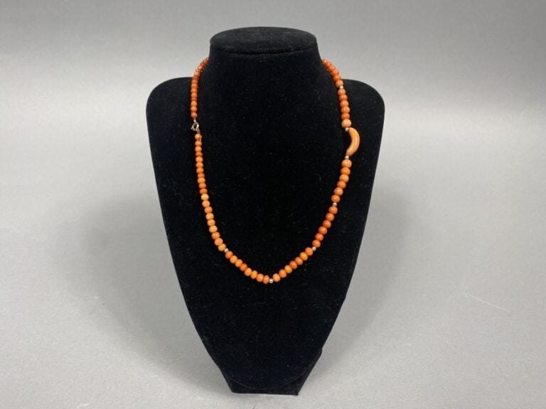 Collier formé de perles de corail rouge (Corallium spp) et petites perles grise…