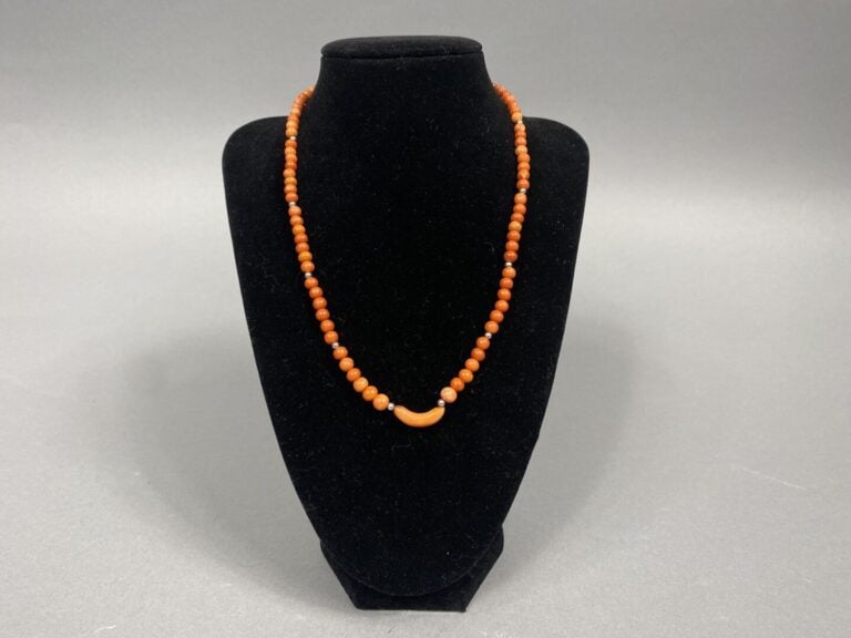 Collier formé de perles de corail rouge (Corallium spp) et petites perles grise…