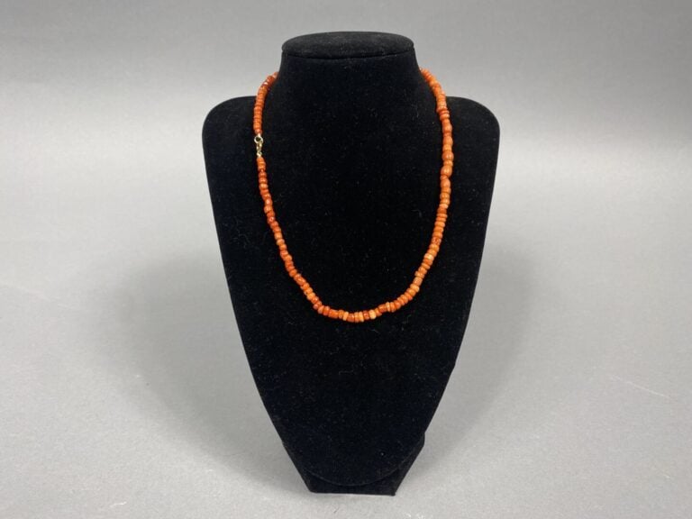 Collier formé de perles de corail rouge (Corallium spp). Fermoir en métal doré.…