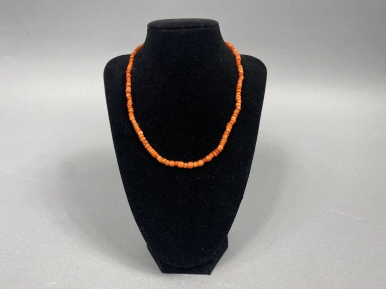 Collier formé de perles de corail rouge (Corallium spp). Fermoir en métal doré.…