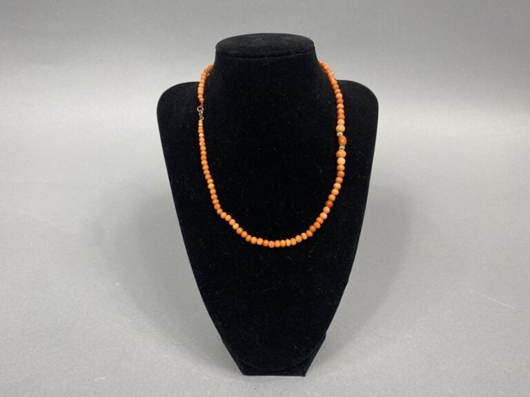 Collier formé de perles de corail rouge orangé (Corallium spp) et deux petites…