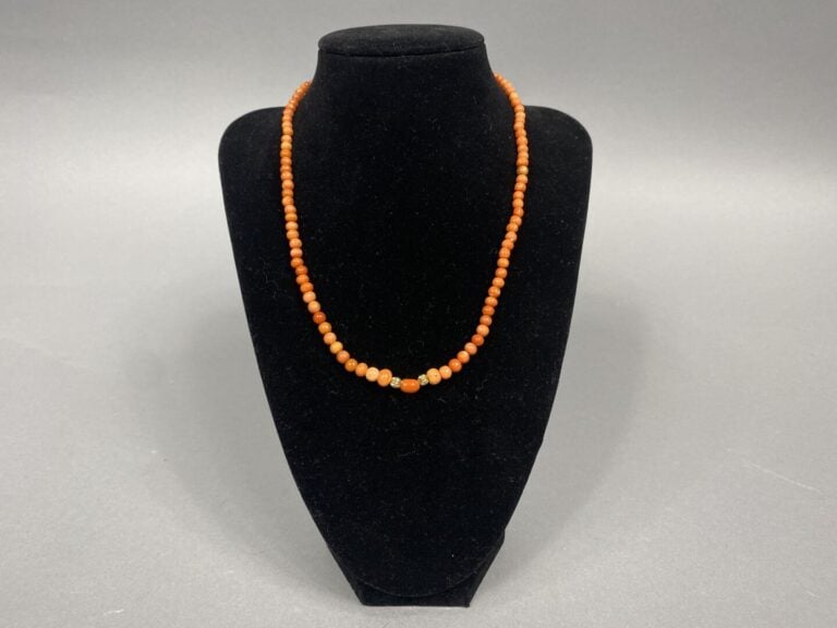 Collier formé de perles de corail rouge orangé (Corallium spp) et deux petites…