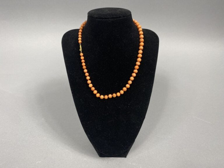 Collier formé de perles de corail rouge orangé (Corallium spp). Fermoir en or (…