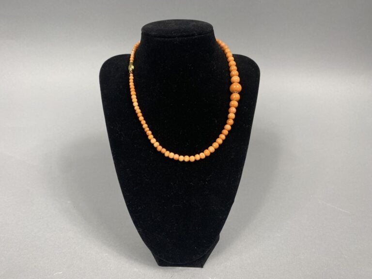 Collier formé de perles de corail rouge orangé en chute (Corallium spp) . Fermo…