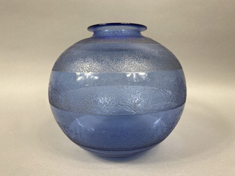 DAUM France - Vase boule en verre bleuté à décor en surface dégagé à l'acide -…