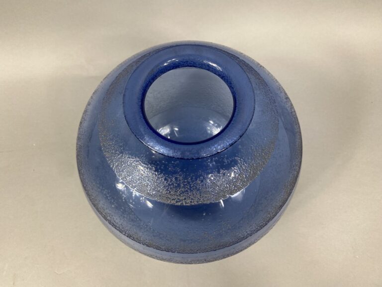 DAUM France - Vase boule en verre bleuté à décor en surface dégagé à l'acide -…