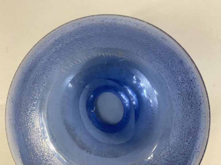 DAUM France - Vase boule en verre bleuté à décor en surface dégagé à l'acide -…