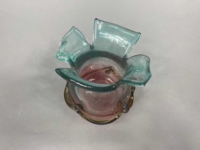Didier SABA (1970) - Vase en verre soufflé à col étiré dans les tons rose, bleu…
