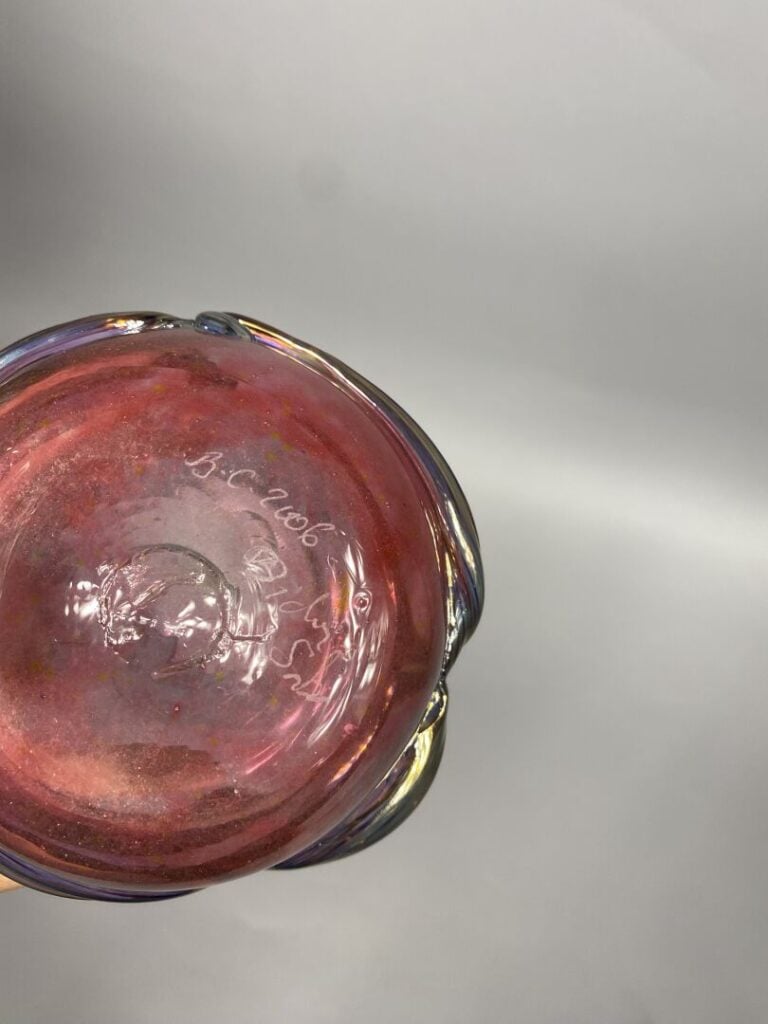 Didier SABA (1970) - Vase en verre soufflé à col étiré dans les tons rose, bleu…