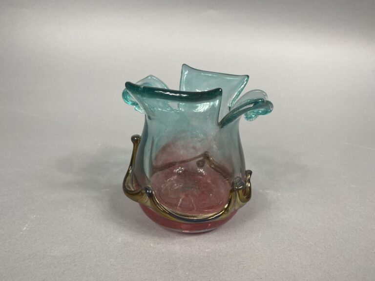 Didier SABA (1970) - Vase en verre soufflé à col étiré dans les tons rose, bleu…