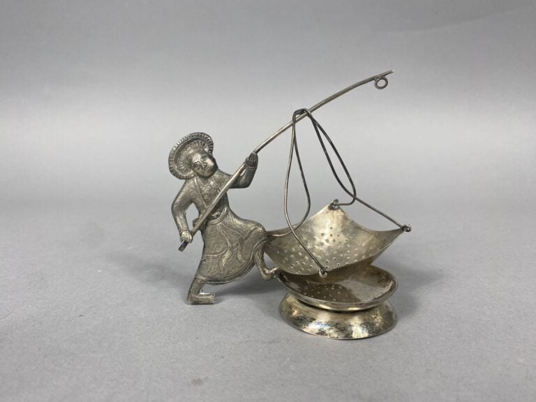 Ensemble d'objets en métal argenté comprenant une boite à décor au repoussé de…
