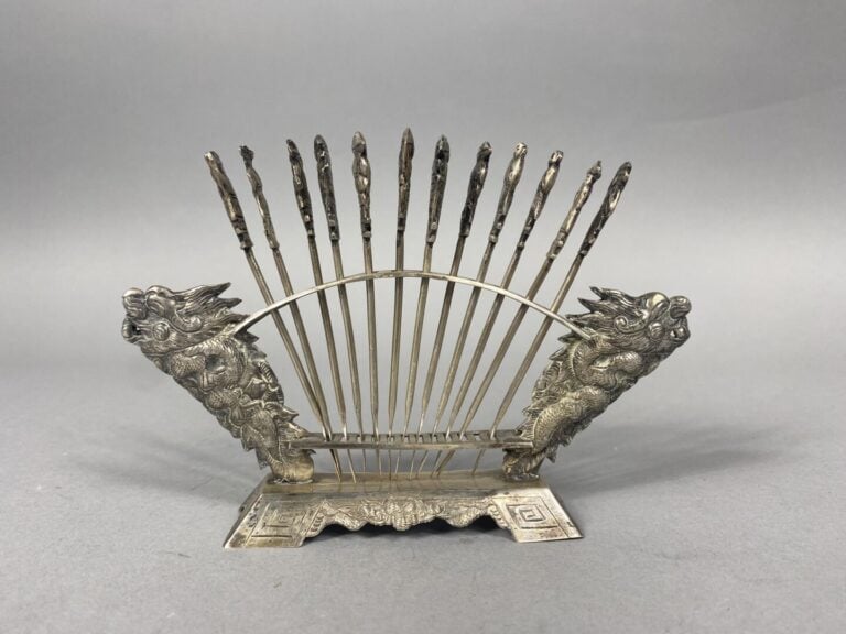 Ensemble d'objets en métal argenté comprenant une boite à décor au repoussé de…