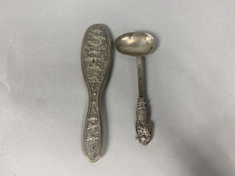 Ensemble d'objets en métal argenté comprenant une boite à décor au repoussé de…