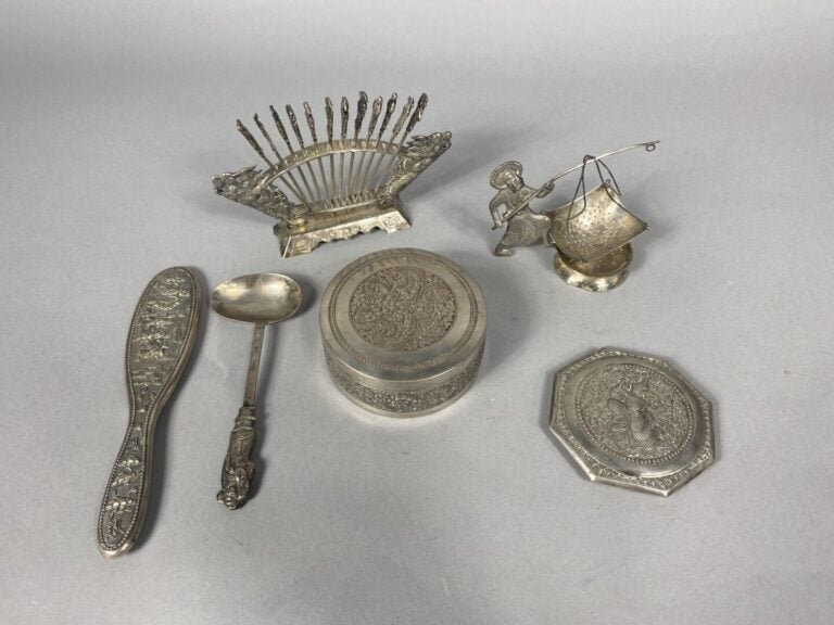 Ensemble d'objets en métal argenté comprenant une boite à décor au repoussé de…