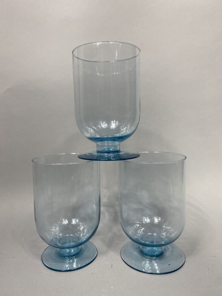Ensemble de trois vases sur piédouche en verre bleuté dans le style de BIOT - H…
