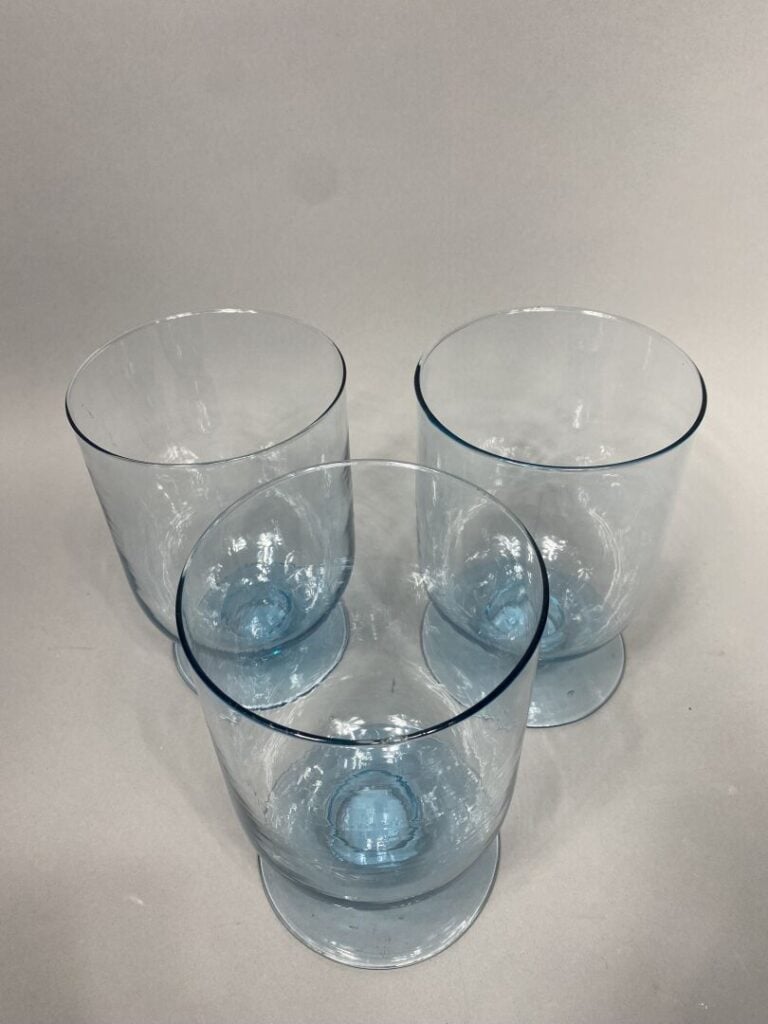 Ensemble de trois vases sur piédouche en verre bleuté dans le style de BIOT - H…