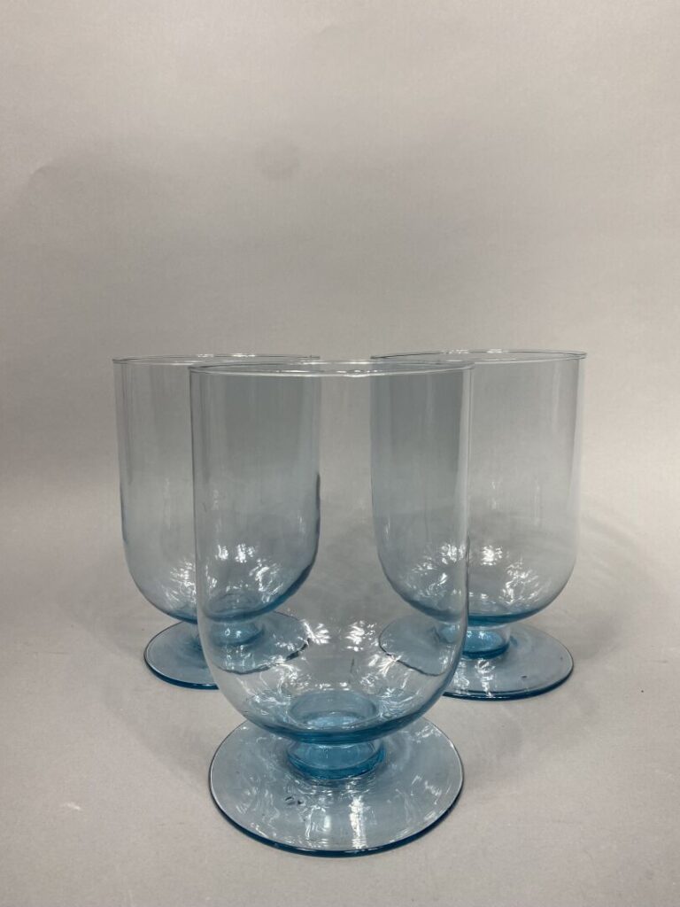 Ensemble de trois vases sur piédouche en verre bleuté dans le style de BIOT - H…