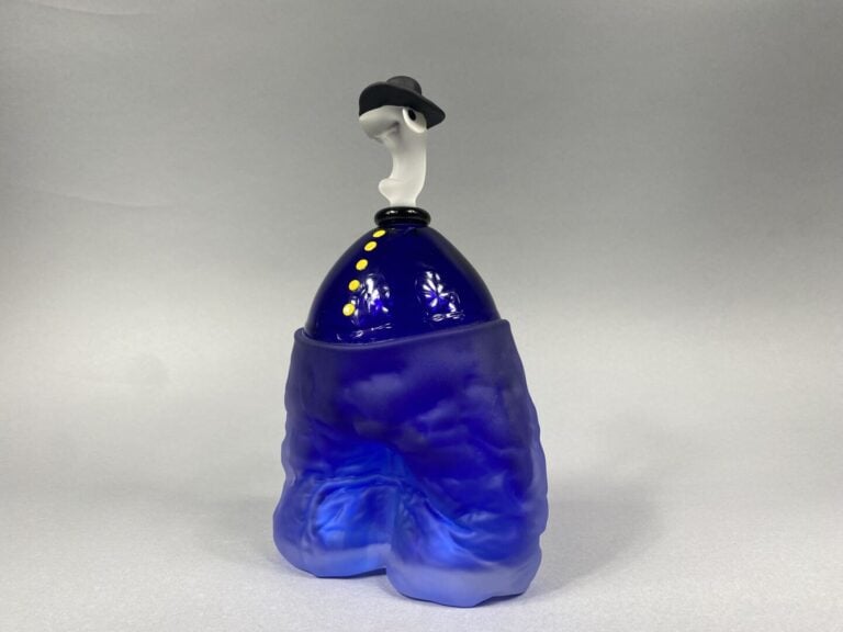 Fernando Manuel AGOSTINHO (1959) - Flacon en verre dans les tons bleu nuit, le…