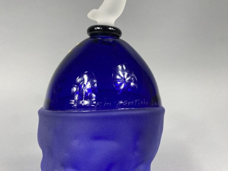 Fernando Manuel AGOSTINHO (1959) - Flacon en verre dans les tons bleu nuit, le…