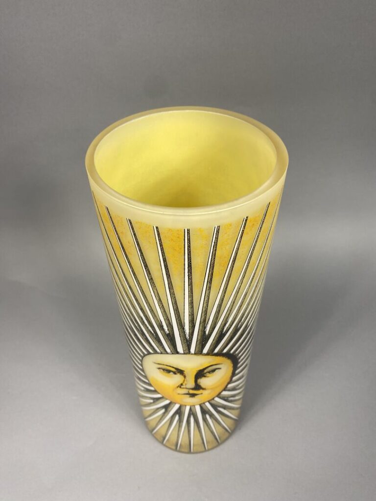 FORNASETTI Milano - Vase de forme cylindrique en verre poli jaune à décor de so…