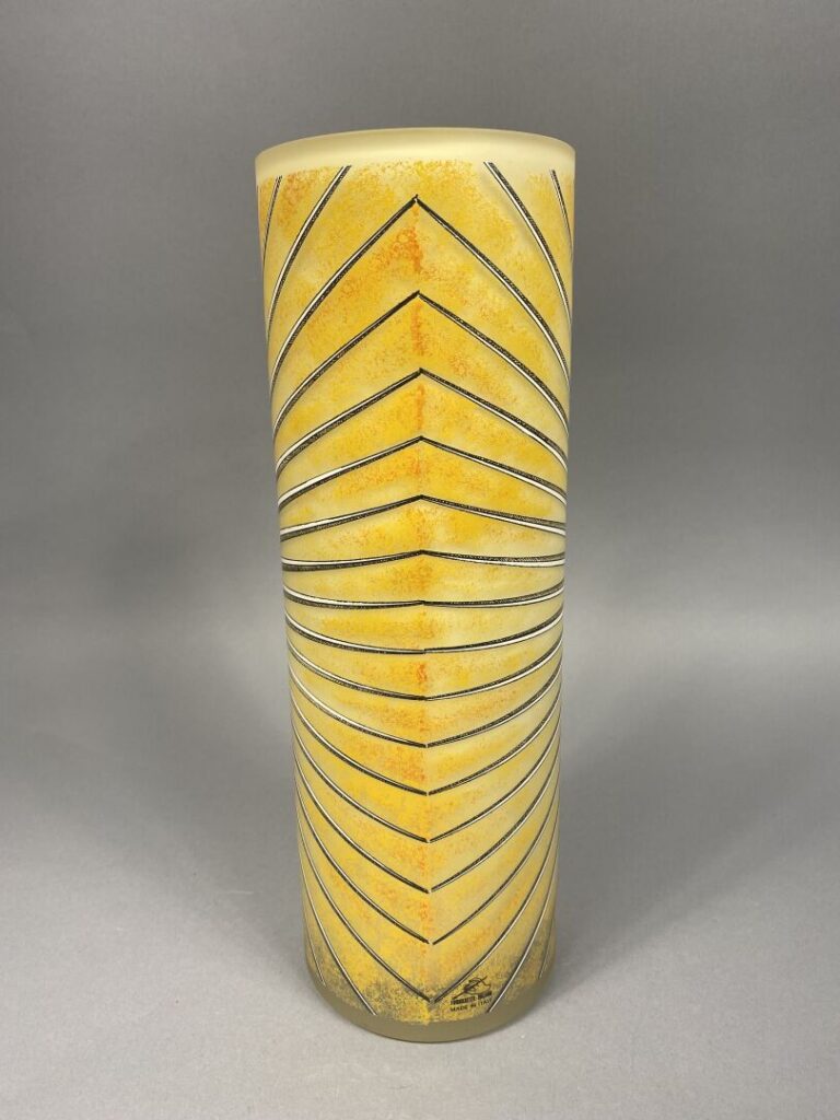 FORNASETTI Milano - Vase de forme cylindrique en verre poli jaune à décor de so…