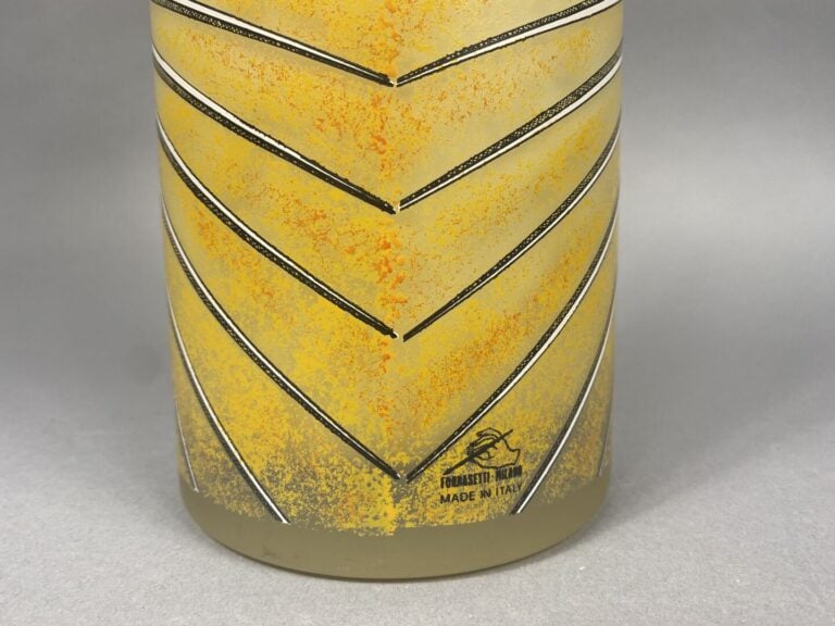 FORNASETTI Milano - Vase de forme cylindrique en verre poli jaune à décor de so…