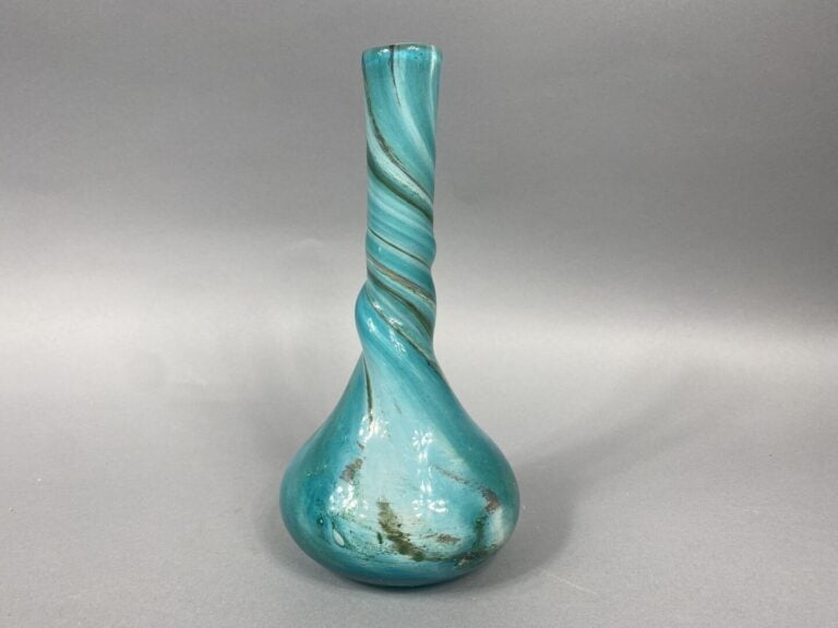 Georges CASTELLINO (XXe) - Vase soliflore en verre soufflé turquoise à col tors…