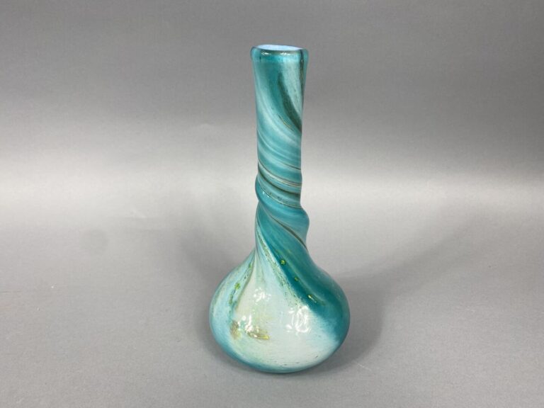 Georges CASTELLINO (XXe) - Vase soliflore en verre soufflé turquoise à col tors…