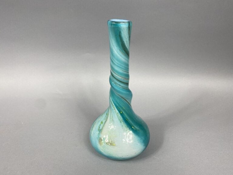 Georges CASTELLINO (XXe) - Vase soliflore en verre soufflé turquoise à col tors…