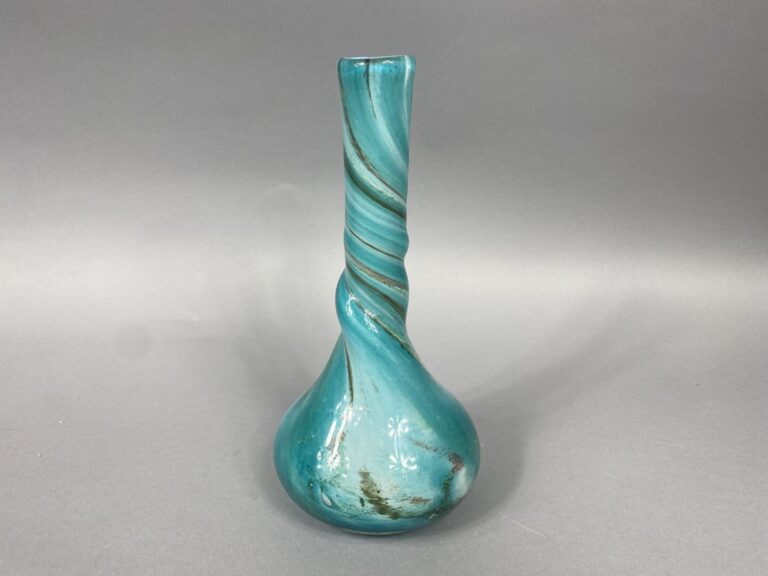 Georges CASTELLINO (XXe) - Vase soliflore en verre soufflé turquoise à col tors…
