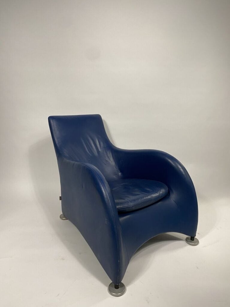 Gérard VAN DEN BERG pour MONTIS - Fauteuil en cuir bleu - 85 x 71 x 86 cm