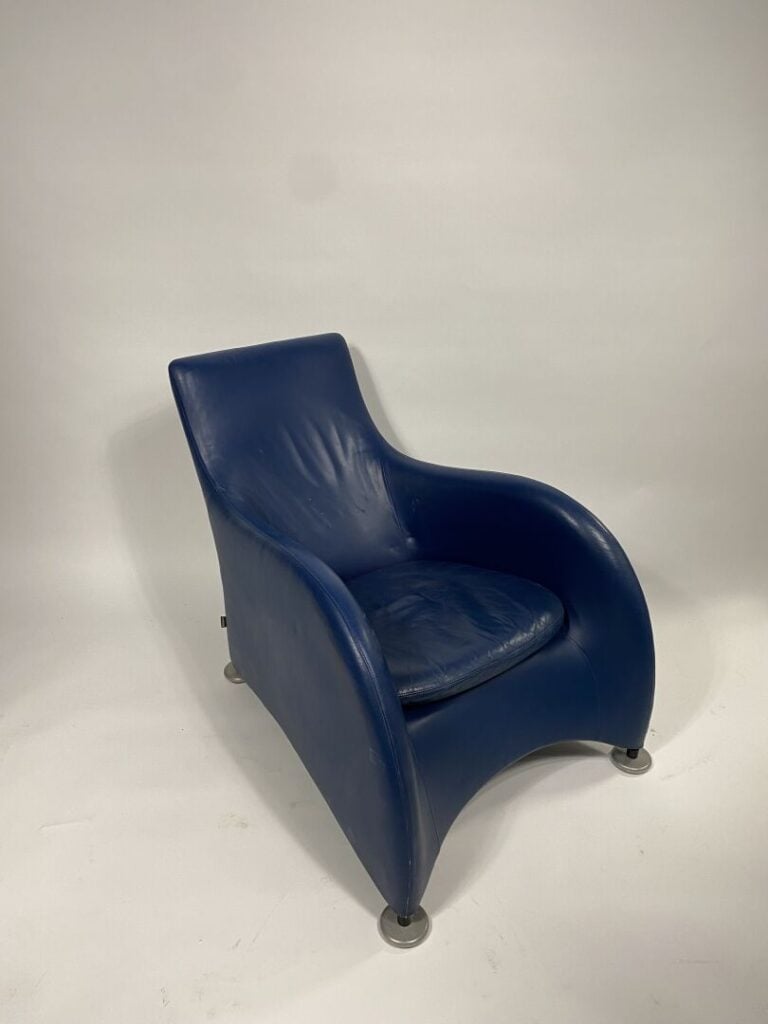 Gérard VAN DEN BERG pour MONTIS - Fauteuil en cuir bleu - 85 x 71 x 86 cm