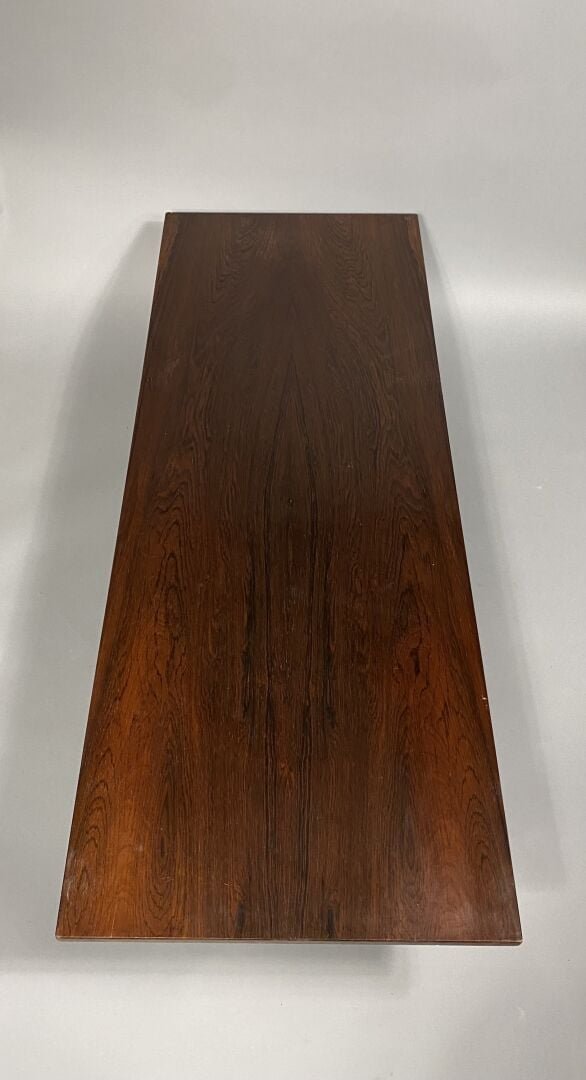Gianfranco FRATTINI (né en 1925) - Table basse en placage de palissandre et boi…