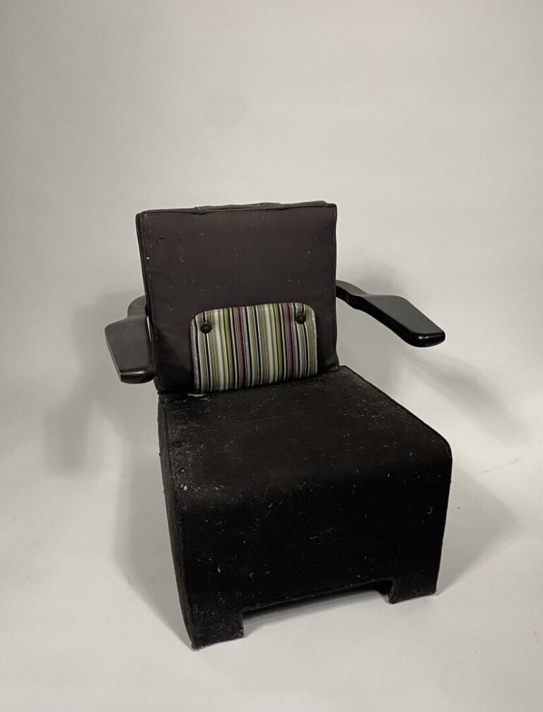 Hella JONGERIUS (née en 1963) - Édition Vitra - Fauteuil en chêne teinté noir -…