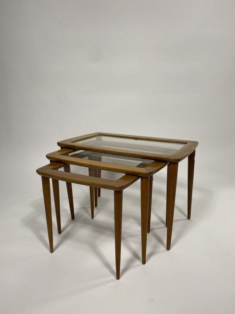 Ico PARISI (1916-1996), attribué à - Suite de trois tables gigognes en teck et…