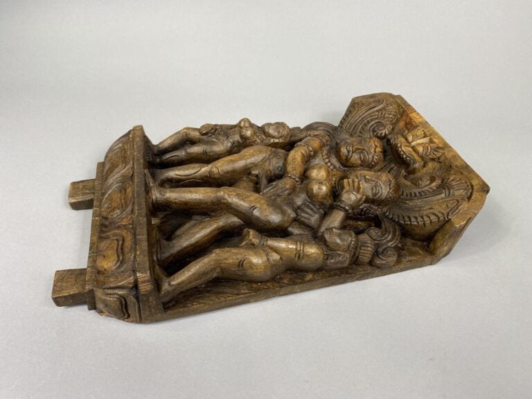 Inde, XXe siècle - Bois de char représentant une scène érotique - 36 x 22 cm…