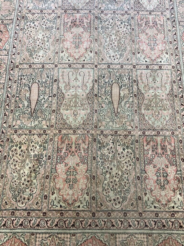Iran - Tapis de forme rectangulaire à décor d'arbres fleuris, frises feuillagés…