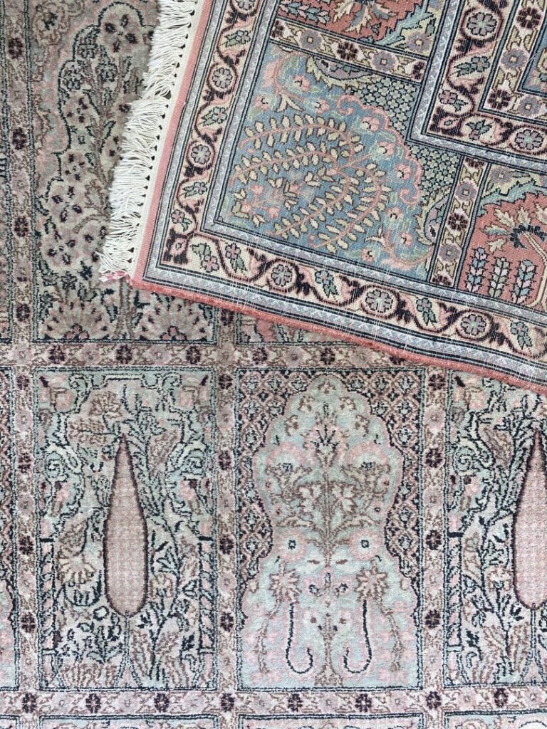 Iran - Tapis de forme rectangulaire à décor d'arbres fleuris, frises feuillagés…
