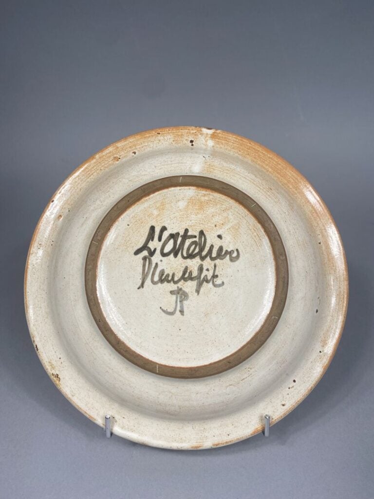 Jacques POUCHAIN (1925-2015) - Plat en terre cuite émaillée dans les tons brun…
