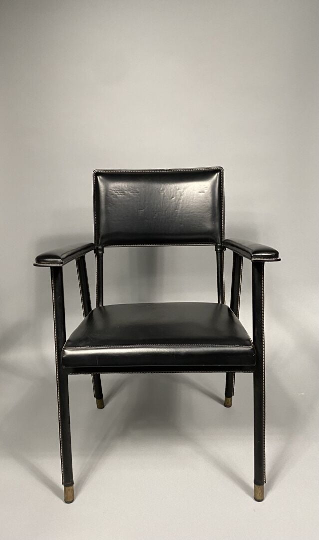 Jacques QUINET (1918-1992) - Fauteuil à structure en métal entièrement gainé de…