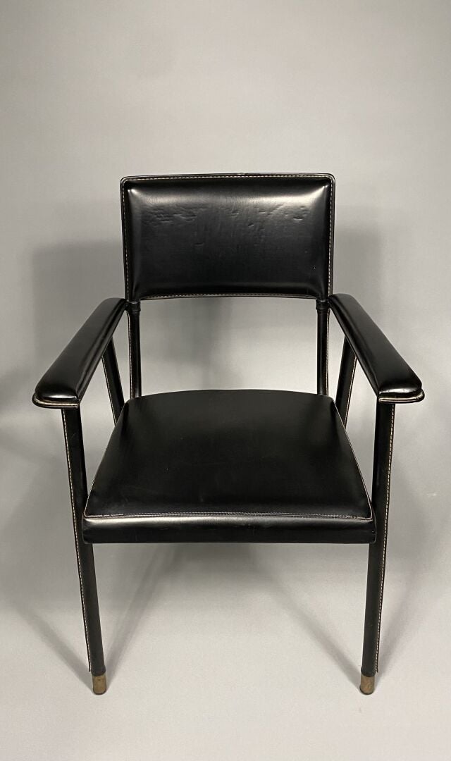 Jacques QUINET (1918-1992) - Fauteuil à structure en métal entièrement gainé de…