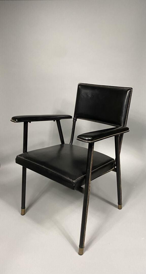 Jacques QUINET (1918-1992) - Fauteuil à structure en métal entièrement gainé de…
