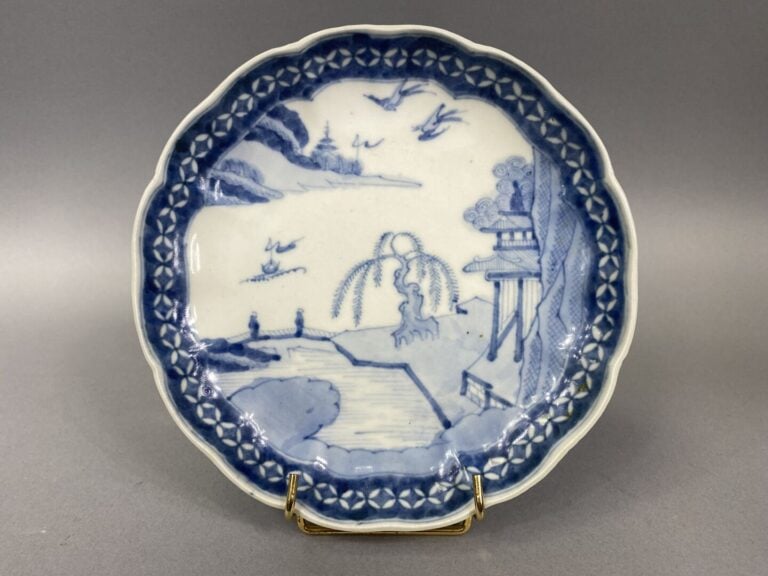 Japon, Arita - Suite de 17 assiettes polylobées en porcelaine bleu blanc à déco…