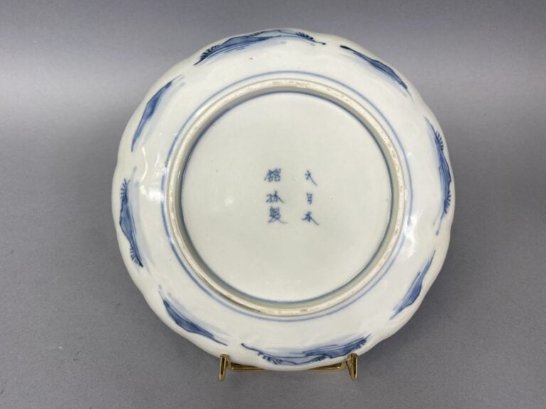 Japon, Arita - Suite de 17 assiettes polylobées en porcelaine bleu blanc à déco…