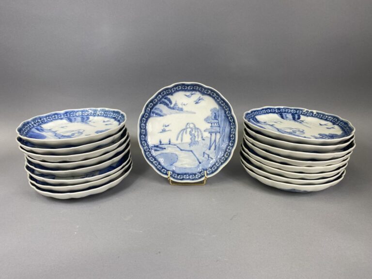 Japon, Arita - Suite de 17 assiettes polylobées en porcelaine bleu blanc à déco…